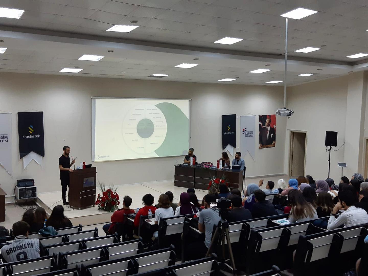 Üniversite amfisinde sunumu dinleyen katılımcılar