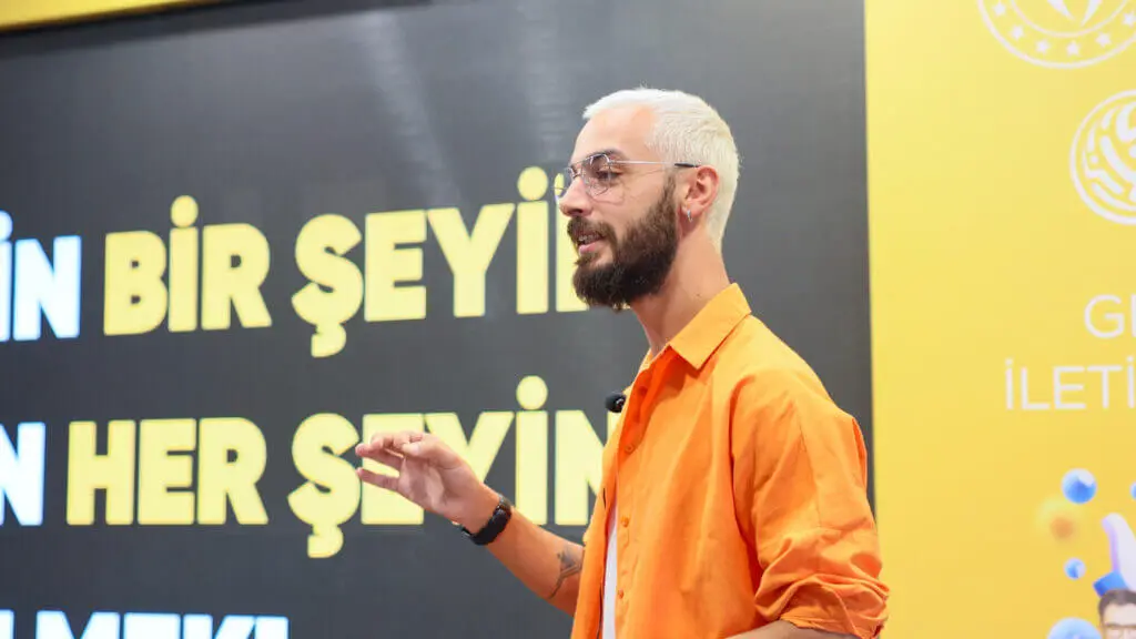 Kamil Keleş, üniversite etkinliğinde dijital pazarlama üzerine konuşurken